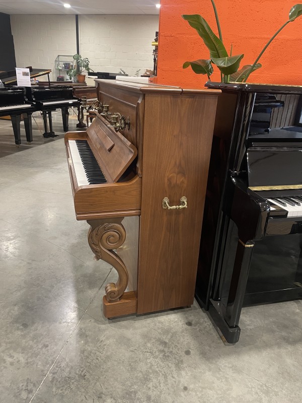 Acheté un piano d'occasion récent de marque CHOISEUL avec un meuble ancien