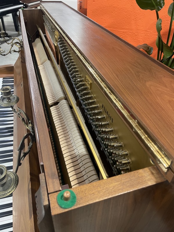 Acheté un piano d'occasion récent de marque CHOISEUL avec un meuble ancien
