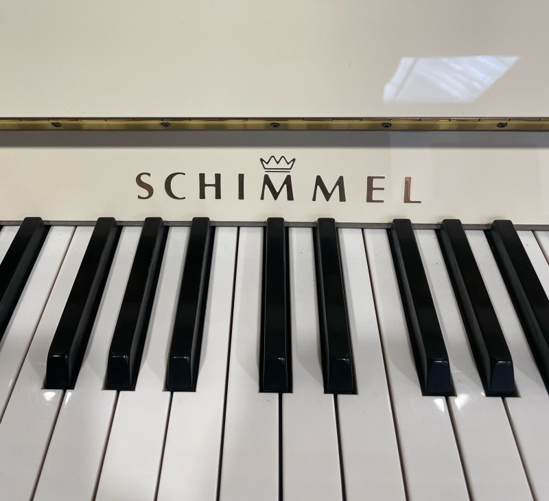 un piano Schimmel 116S d'occasion couleur ivoire