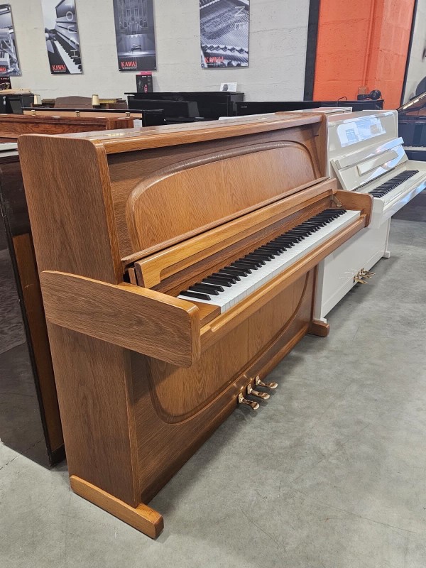 Achete un piano droit SCHIMMEL d'occasion avec un meuble en bois à Pontivy