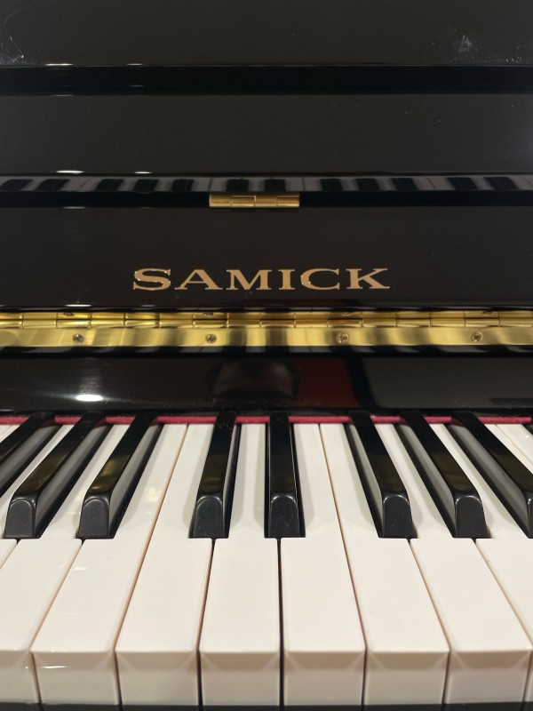 Vente d’un piano droit SAMICK JS042 en noir ou blanc sur la Bretagne