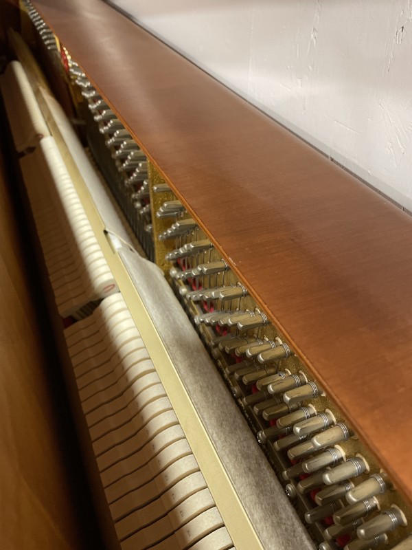 Piano droit d'occasion SCHIMMEL 112 merisier satiné en Bretagne et Pays de la Loire