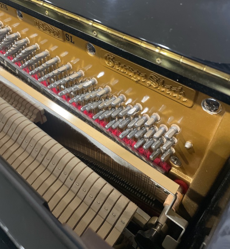 Acheter un piano acoustique d'occasion équipé d'un système silencieux pour jouer au casque et à un petit prix, de la marque Georges STECK US22