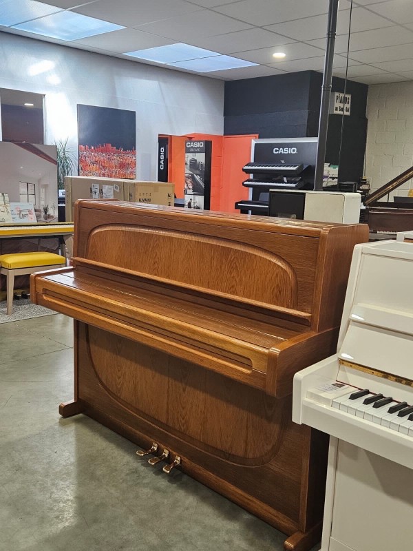 Achete un piano droit SCHIMMEL d'occasion avec un meuble en bois à Pontivy