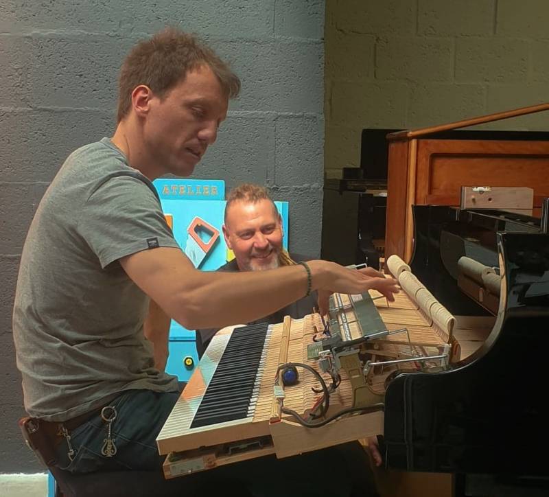 Deux accordeurs de piano proche de Rennes en région Bretagne