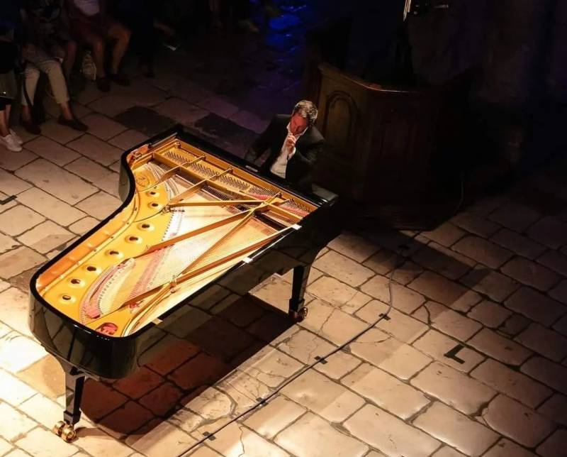 Location de piano à queue Steinway  à Rennes