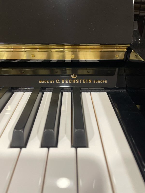 Vente de piano W. HOFFMANN vision V126 laqué noir