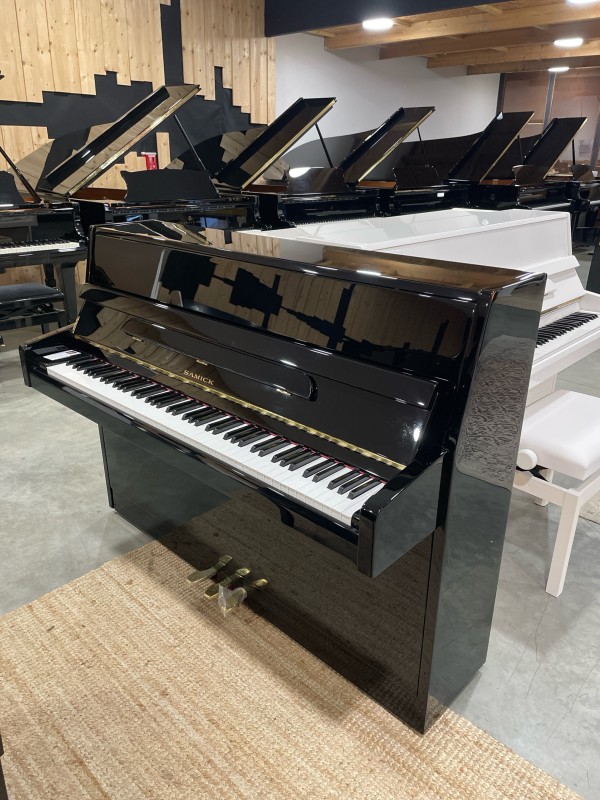 Vente d’un piano droit SAMICK JS042 en noir ou blanc sur la Bretagne