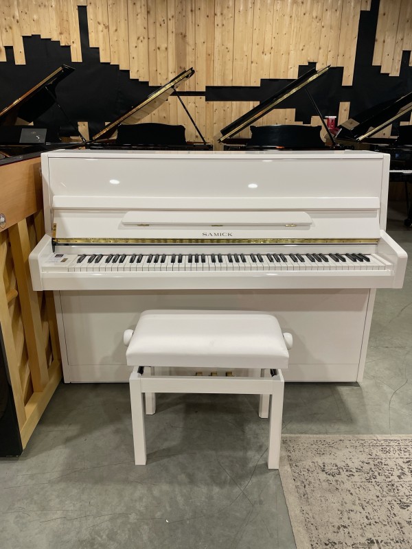 Vente d’un piano droit SAMICK JS042 en noir ou blanc sur la Bretagne