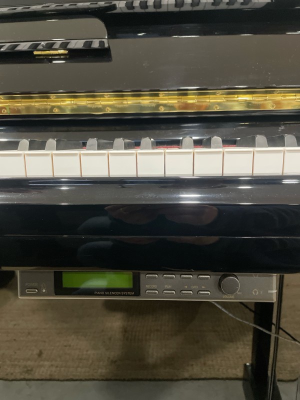 Acheter un piano acoustique d'occasion équipé d'un système silencieux pour jouer au casque et à un petit prix, de la marque Georges STECK US22
