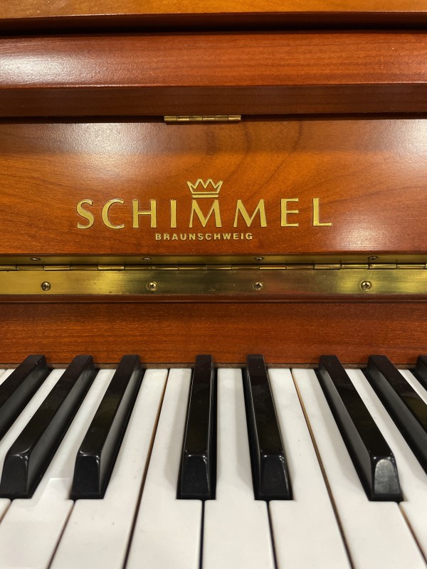 Piano droit d'occasion SCHIMMEL 112 merisier satiné en Bretagne et Pays de la Loire