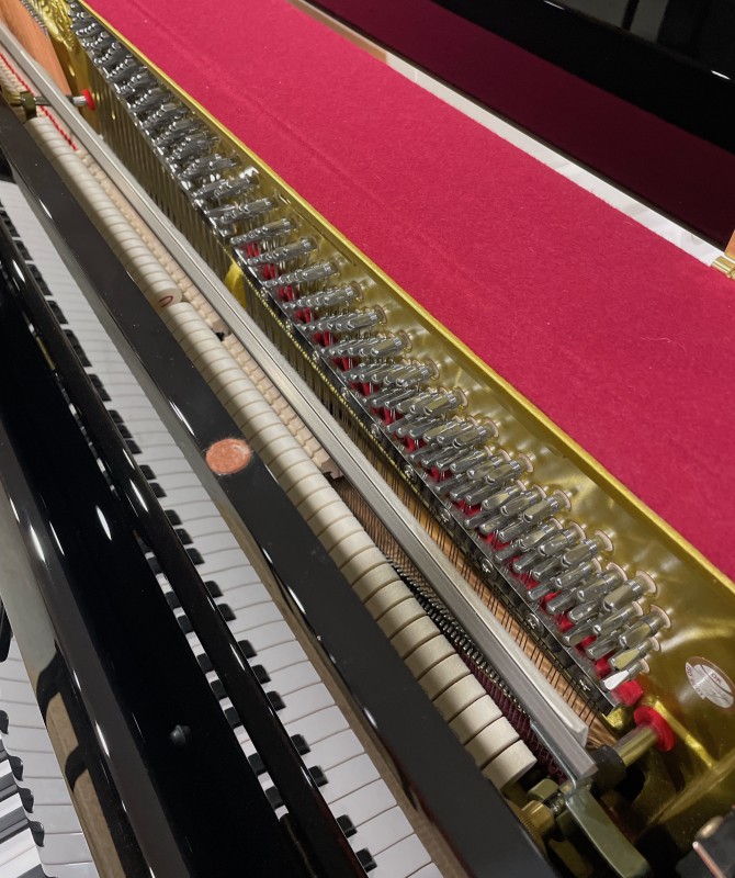 Vente d’un piano droit SAMICK JS042 en noir ou blanc sur la Bretagne